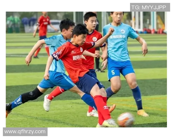 在绿茵场上挥洒汗水与梦想的小学足球体验与感悟