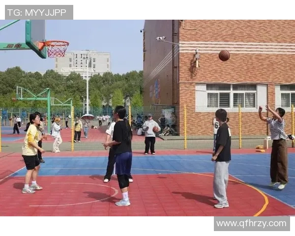 四年级小朋友在阳光下快乐打篮球展现团队精神与友谊的精彩瞬间